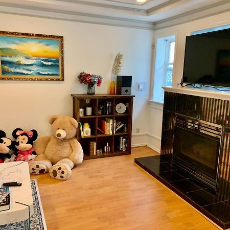 One Bedroom Queen Bed Sharing Washroom In Tiger Sweet House License## Richmond Buitenkant foto