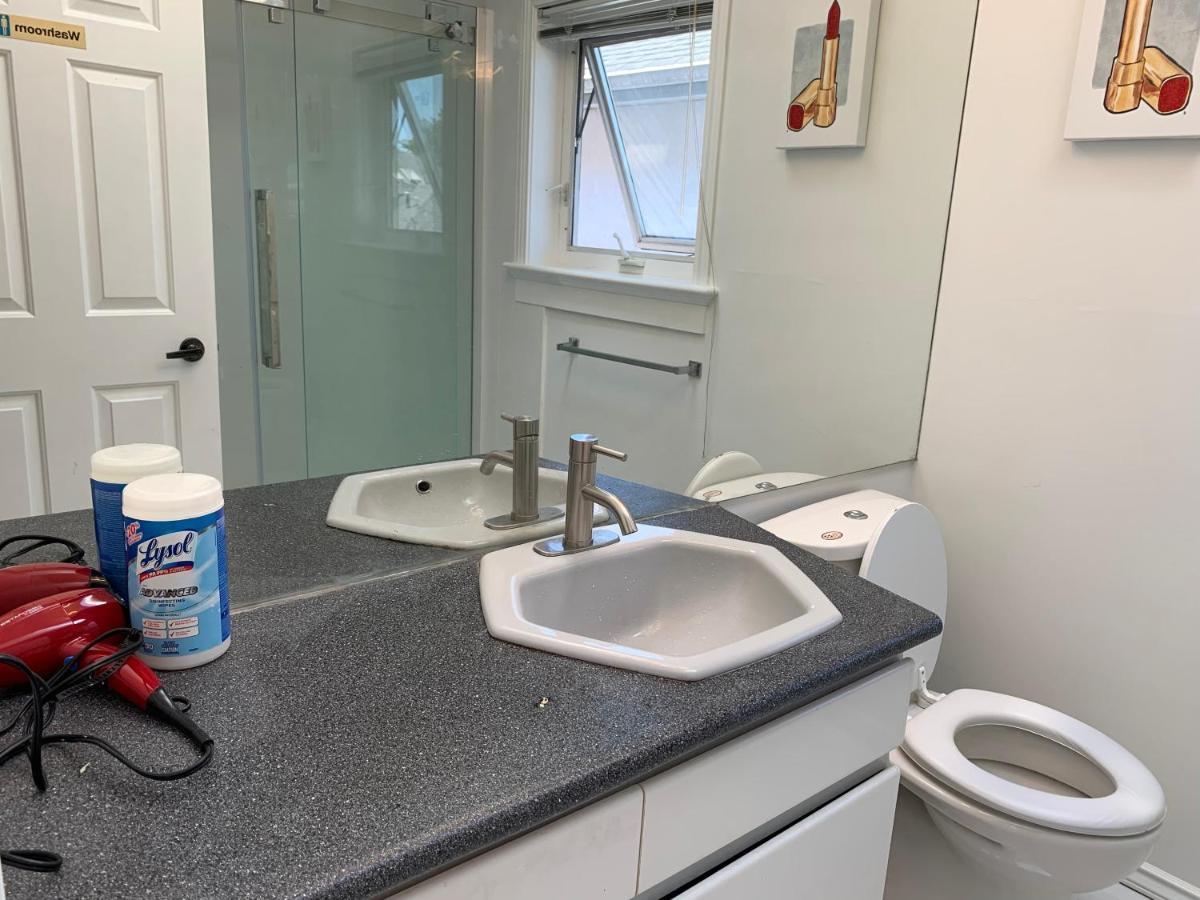 One Bedroom Queen Bed Sharing Washroom In Tiger Sweet House License## Richmond Buitenkant foto
