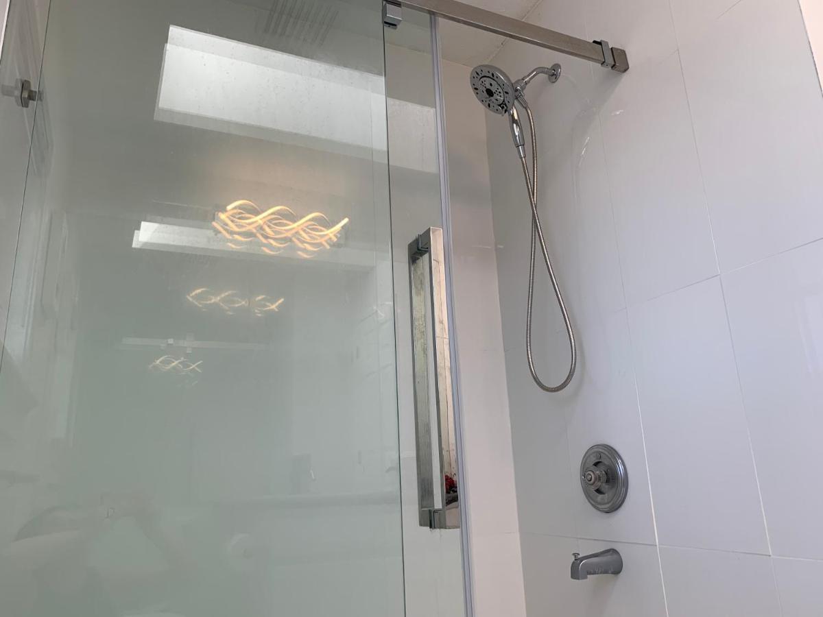 One Bedroom Queen Bed Sharing Washroom In Tiger Sweet House License## Richmond Buitenkant foto