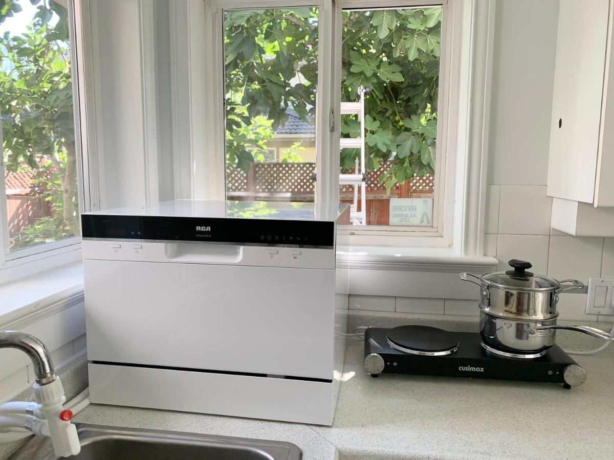One Bedroom Queen Bed Sharing Washroom In Tiger Sweet House License## Richmond Buitenkant foto