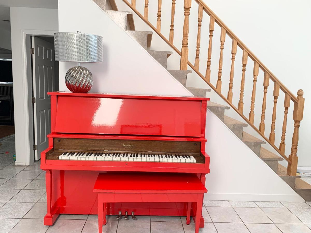 One Bedroom Queen Bed Sharing Washroom In Tiger Sweet House License## Richmond Buitenkant foto